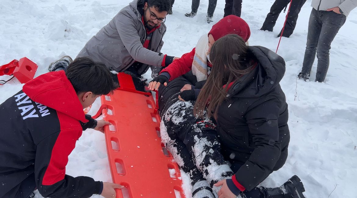 Fakültemiz AYAY Bölümü Öğrencileri Çığda Arama Kurtarma Eğitimi ve Tatbikatına Katıldı